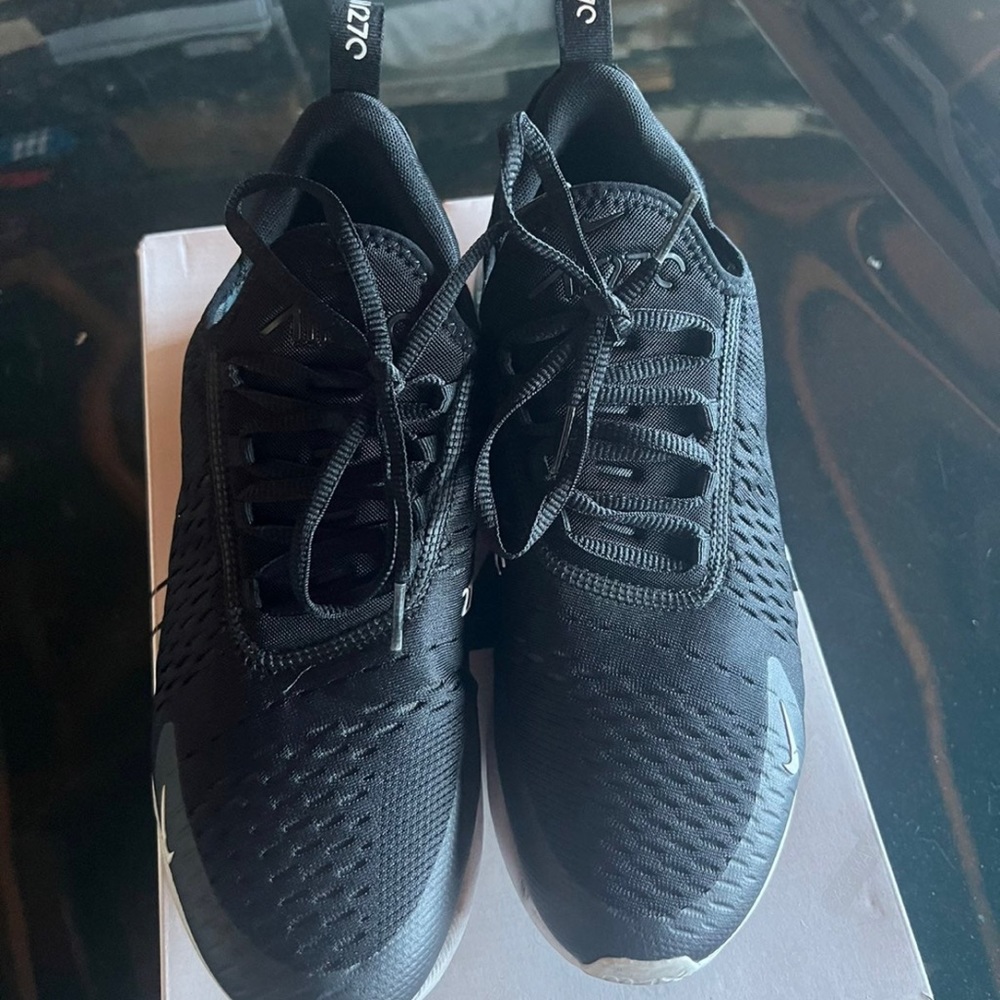Size 9 mens - Picture 4 of 6